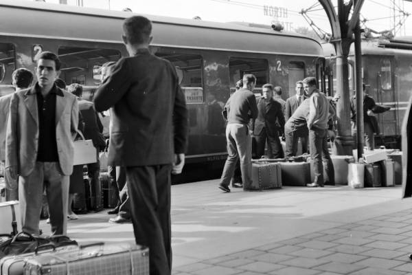 Aankomst Van Een Groep Italiaanse Mannen Met Een D Trein Op Het Perron Van Het Ns Station Utrecht Cs