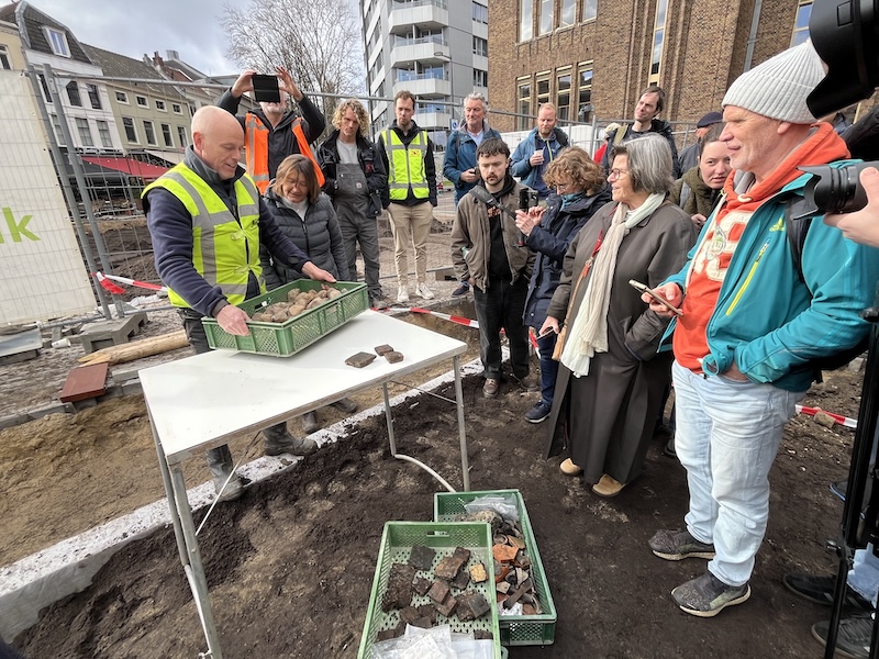 Niels toont de keien van de bestrating van de Neude van1465