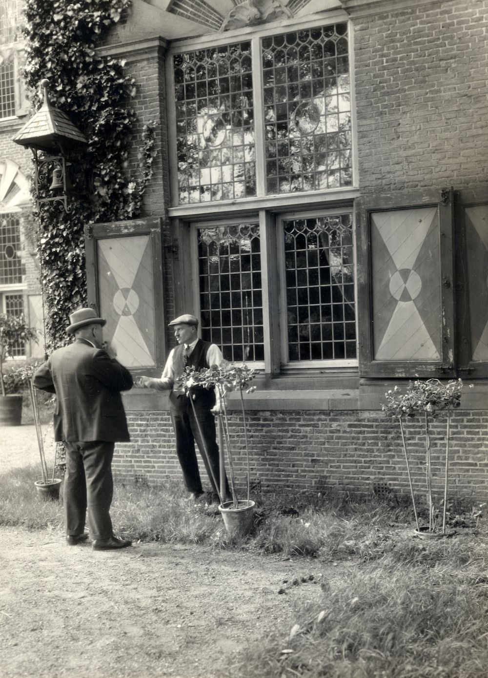 Rechercheur Blijenberg bij ondervraging tuinman 1932
