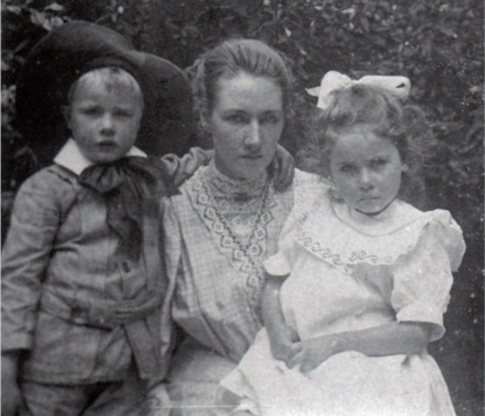 Willemien van Woensel Kooy Hacke met haar kinderen Bam Jan Willem en Hans Joanna
