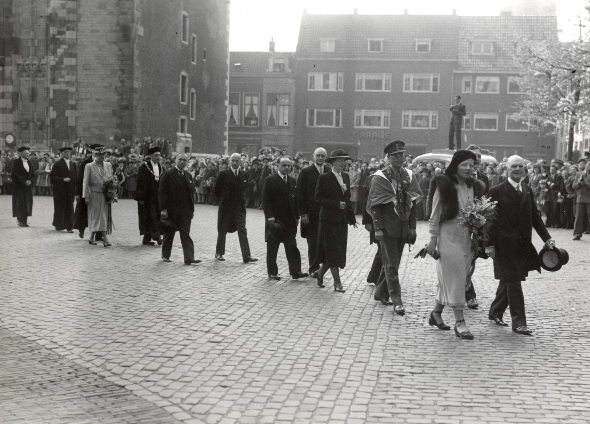 Prinses Juliana en Prins Bernhard op het Domplein te Utrecht ter gelegenheid van de erepromotie van mrs. Eleanor Roosevelt 1e vrouw links FF van der Werf 1948