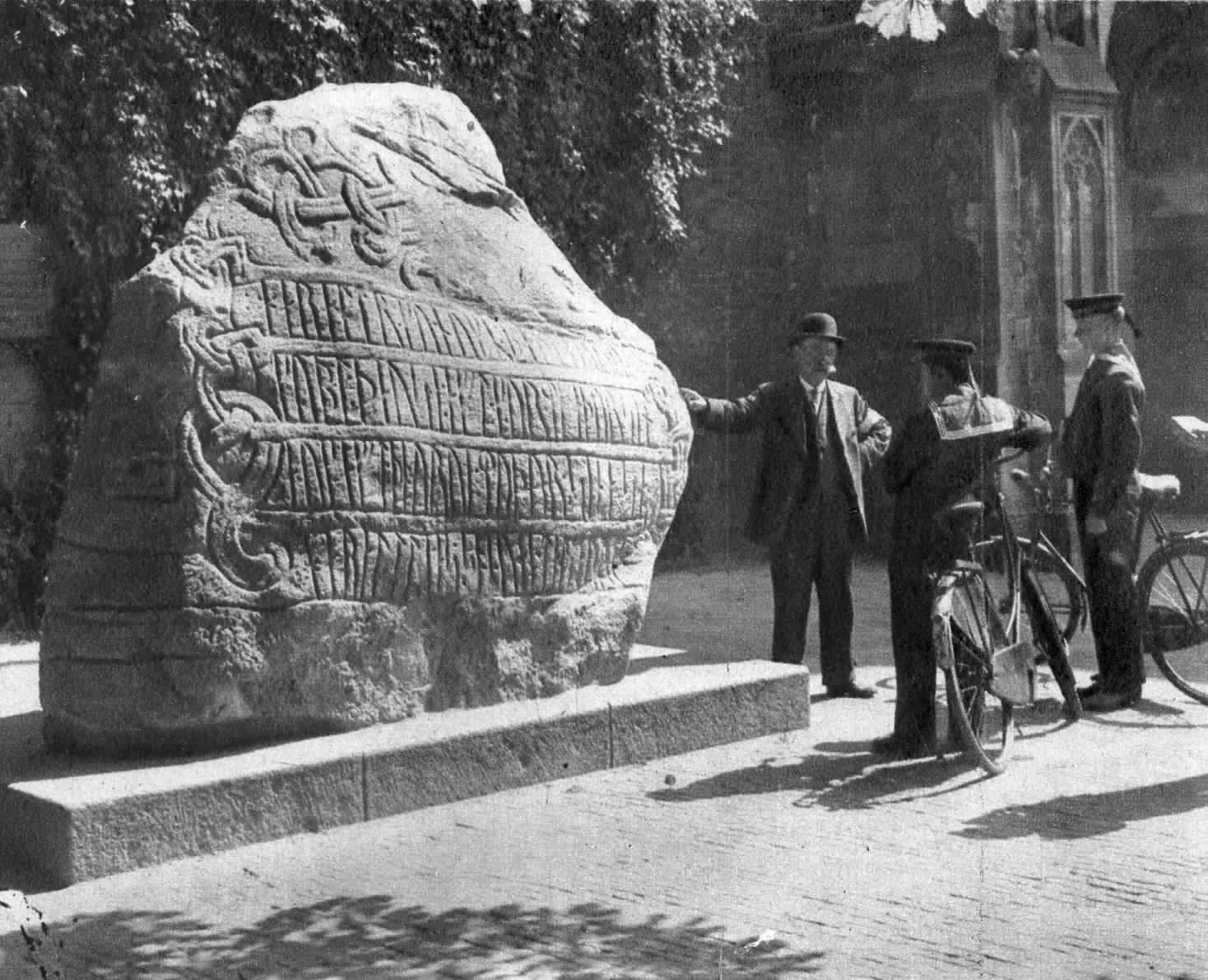 Afbeelding van de in 1936 geplaatste Runensteen op het Domplein te Utrecht 1940 Utrecht in woord en beeld