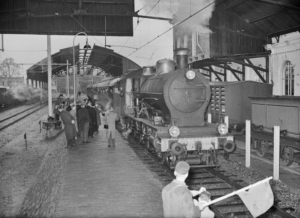 aankomst van de stoomlocomotief nr 3737 van de NS te Utrecht bij het Spoorwegmuseum tijdens de afscheidsrit van de stoomtractie in Nederland 1958