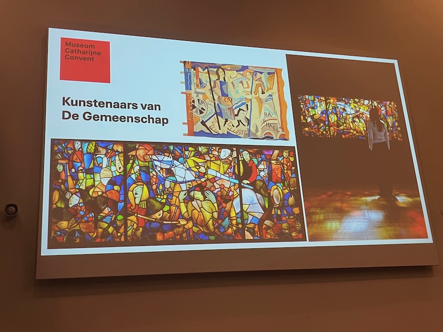 Kunstenaars van De Gemeenschap hier met werk van Joep Nicolas