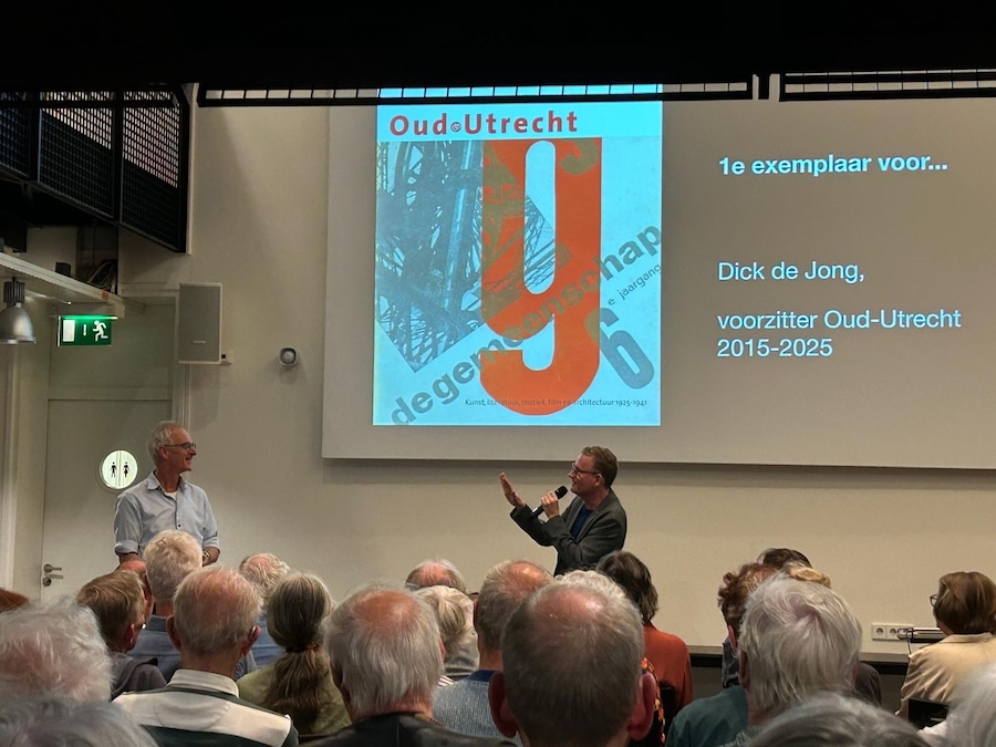 eerste exemplaar Tijdschrift Oud Utrecht overhandigd door Arjan den Boer aan Dick de Jong