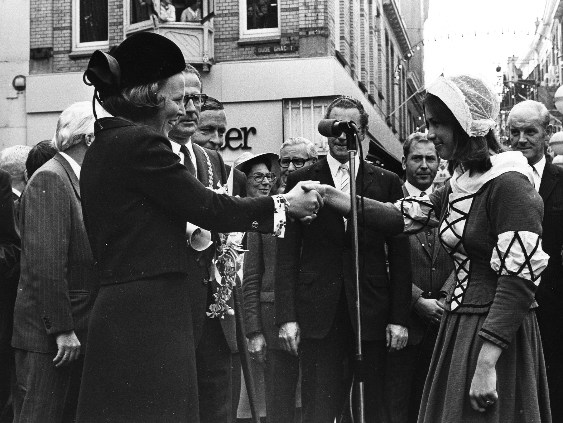 Afbeelding van Prinses Beatrix die Trijn van Leemput gespeeld door Lili de Haas bedankt voor haar declamatie en oorkonde ter gelegenheid van de opening van het winkelcentrum Hoog Catharijne 1973 GAU HUA