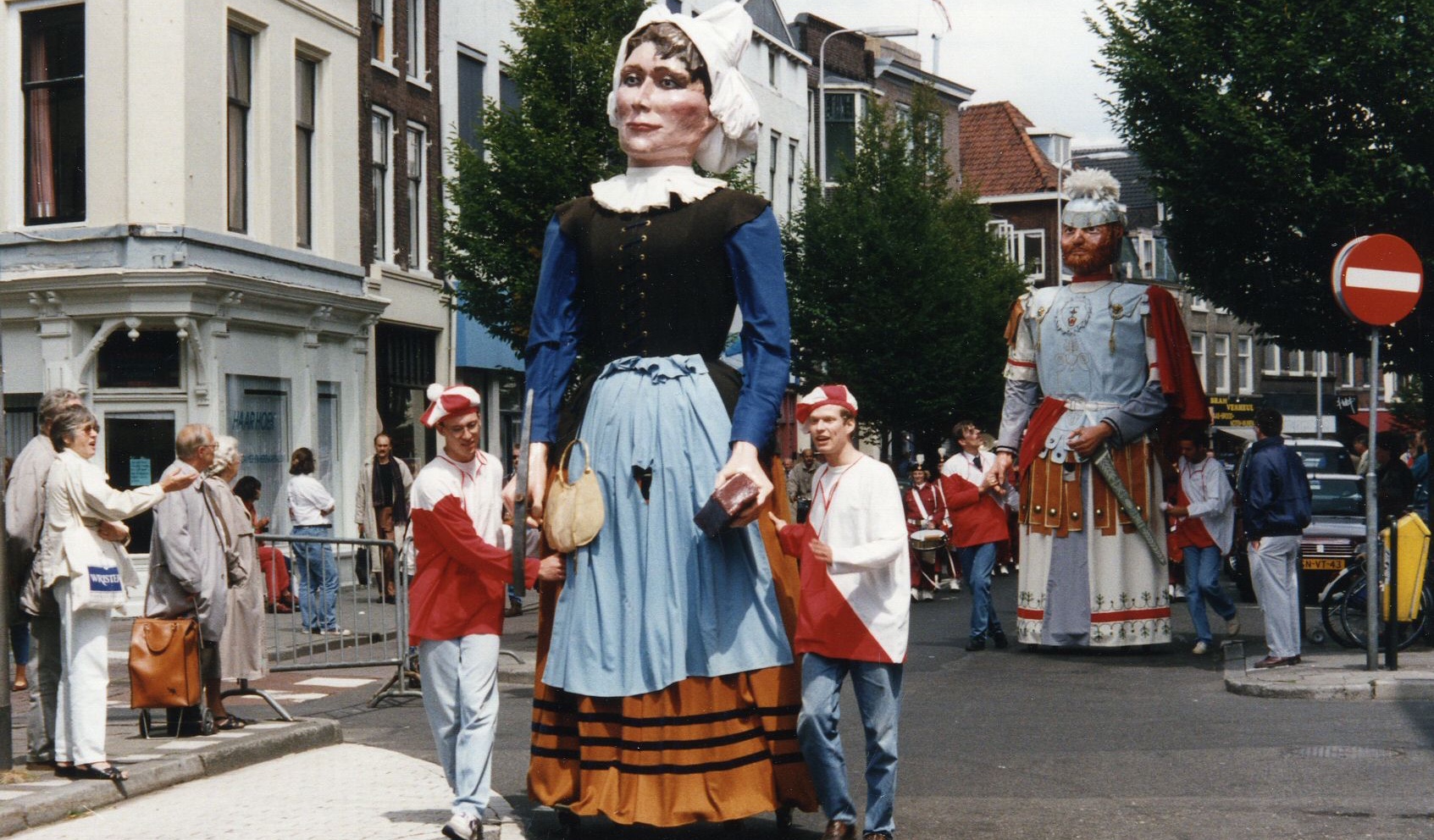 Reuzenoptocht in De Voorstraat Te Utrecht Met De Utrechtse Stadsreuzen Sint Maarten En Katrijn Van De Leemput 1993