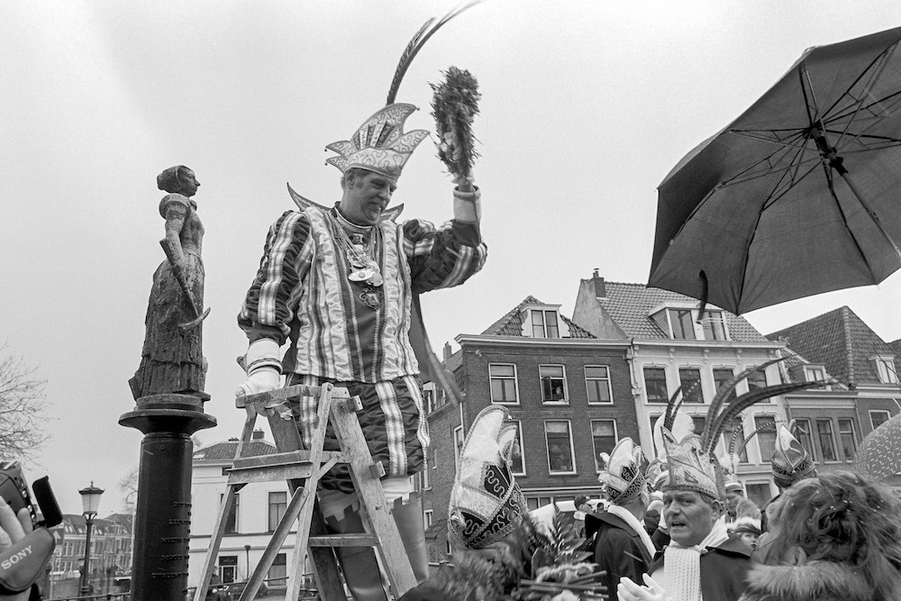 Start van de viering van het carnaval in Utrecht door de kransomhanging van het beeld van Trijn van Leemput op de Zandbrug te Utrecht door Prins Martijn XXV N van Dongen 2001 HUA