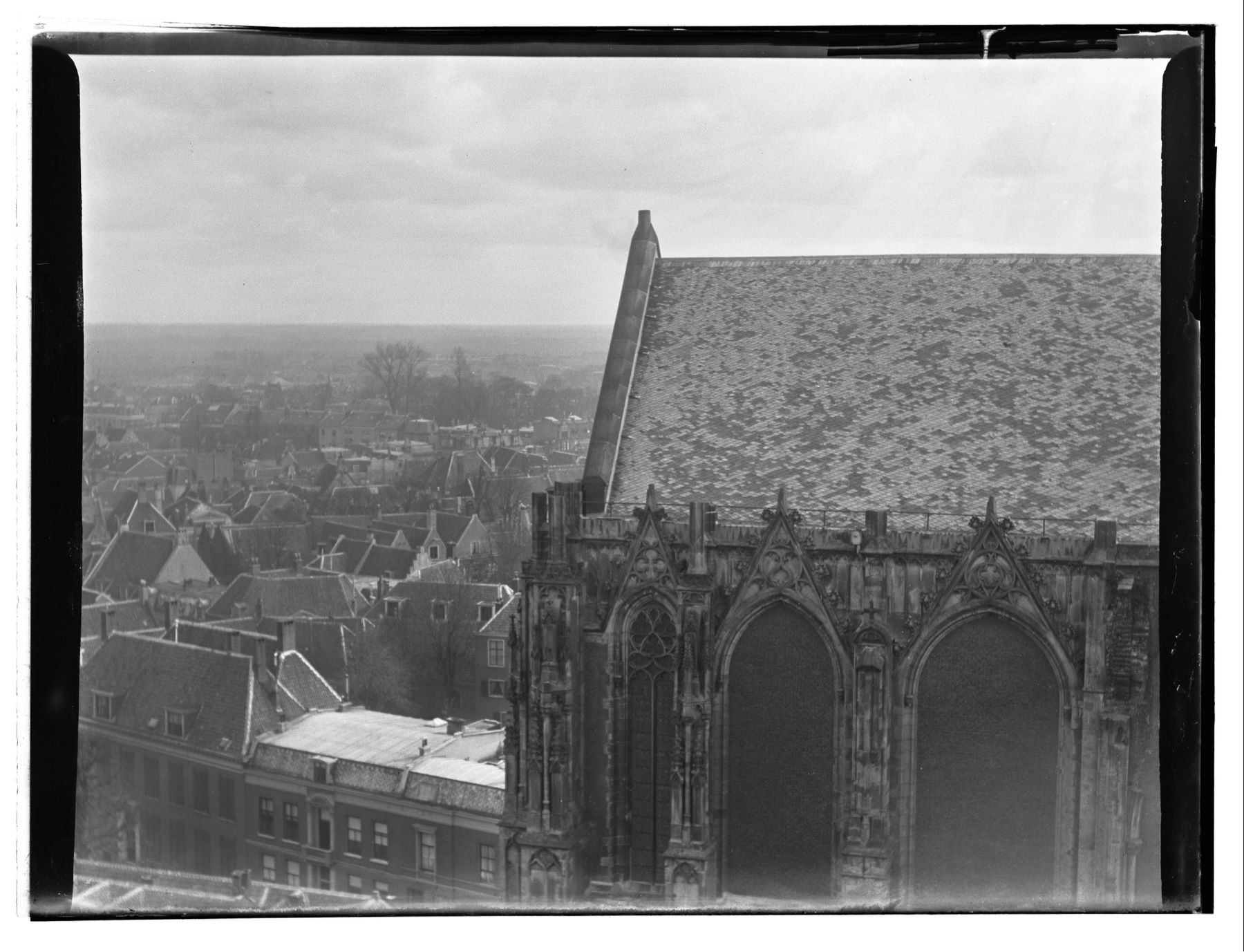 Uitzicht vanaf Domtoren op Domkerk 1902 klein