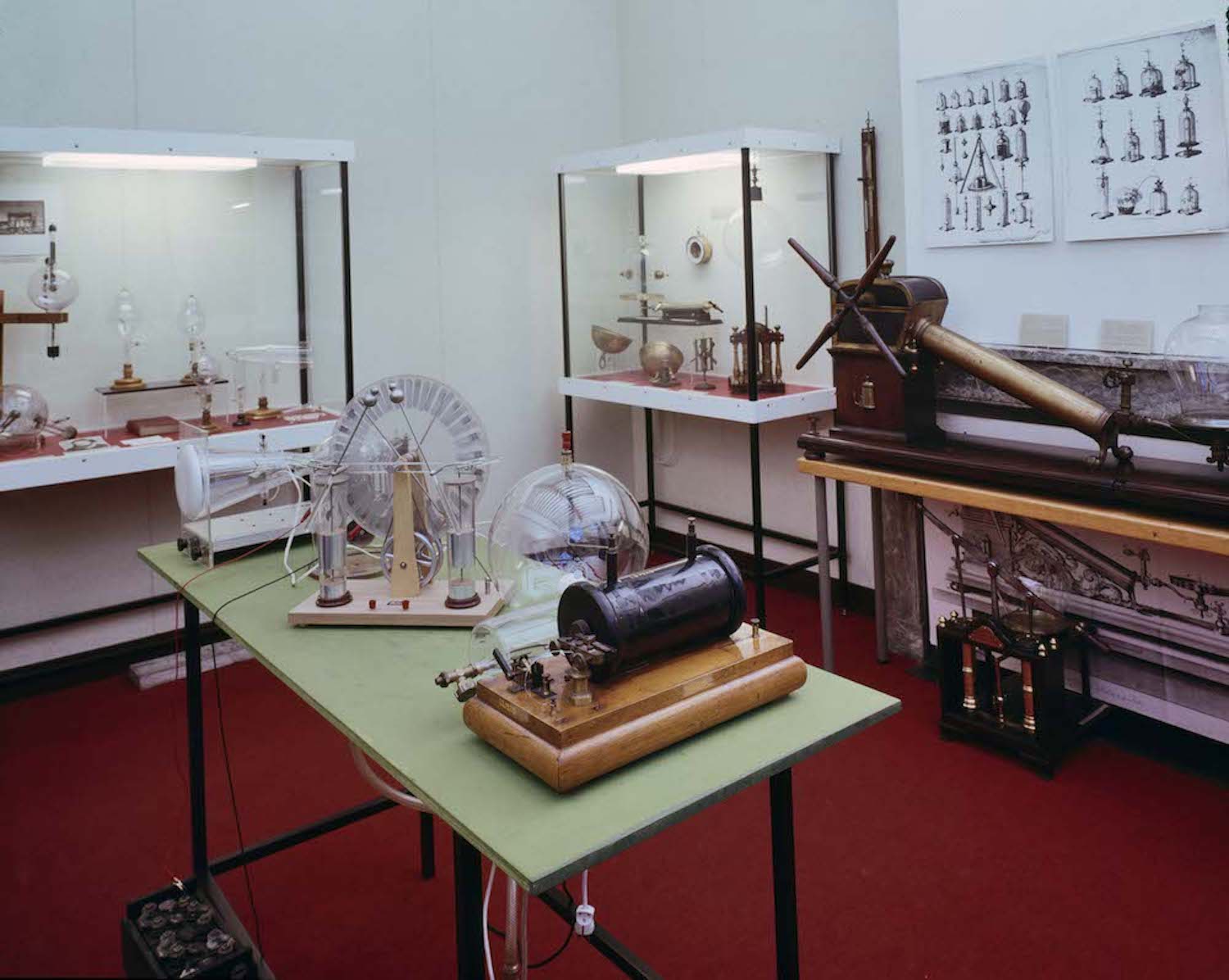 Interieur van een expositiezaal in het Universiteitsmuseum in 1976 rechtsachter de luchtpomp van Van Musschenbroek