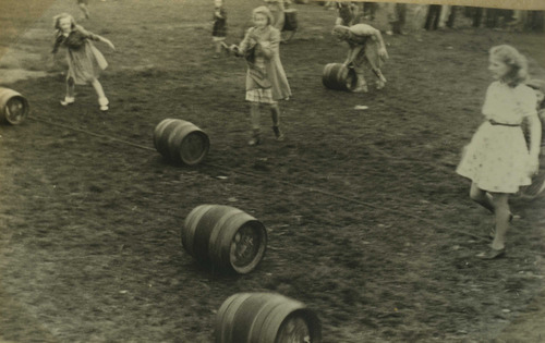 1945 na 7 mei Bonnet Bevrijdingsfeest. Volksspelen. Tonnetje rollen