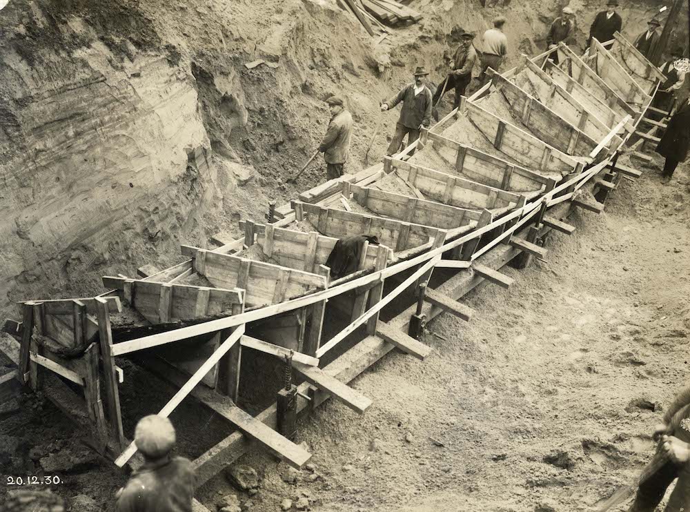 Het tijdens de opgraving aan de Van Hoornekade te Utrecht gevonden Utrechts schip tijdens het klaar maken voor transport Blitz 1930 HUA
