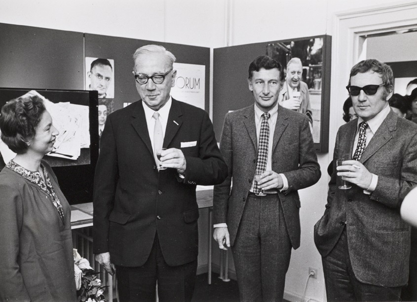 Mieke en Simon Vestdijk met Harry Mulisch en Hugo Claus