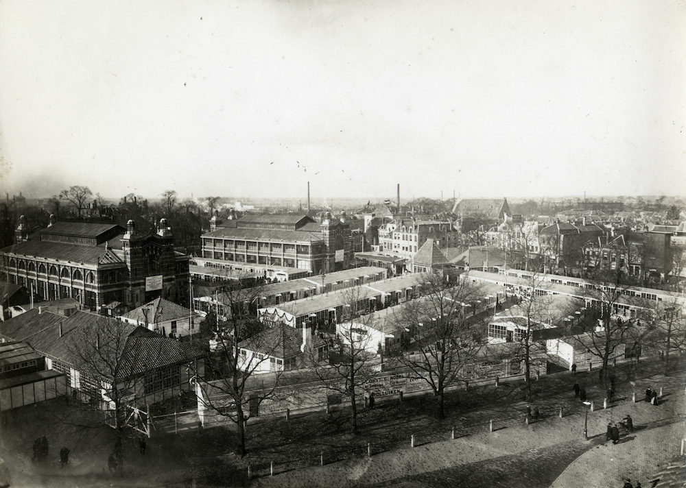 Gezicht op het Vredenburg te Utrecht tijdens de eerste Jaarbeurs met de tijdelijke monsterkamers en links de Korenbeurs en rechts van het midden de Fruithal 1917