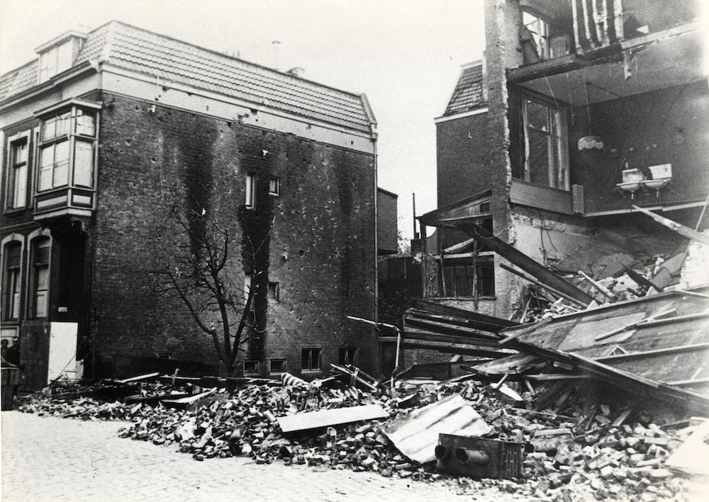 Gezicht op het tijdens het bombardement van 13 oktober 1944 verwoeste hotel caf restaurant Central
