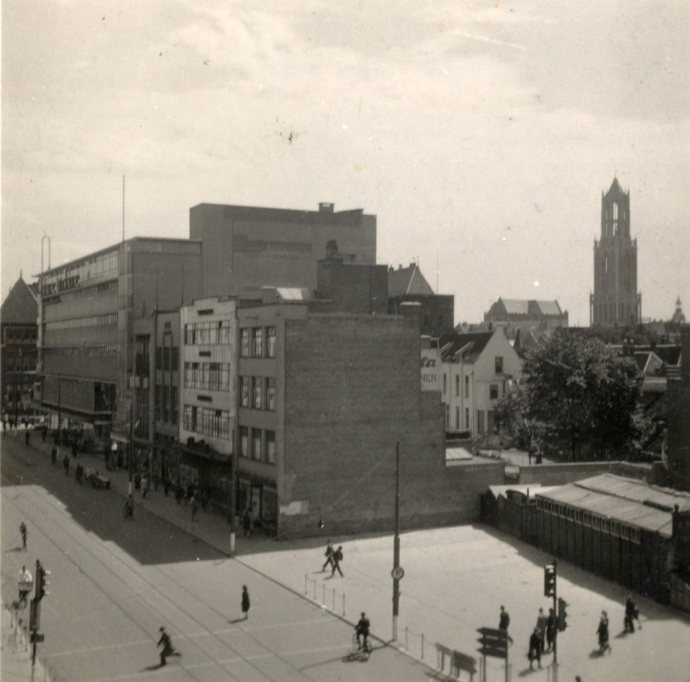 Lange Viestraat te Utrecht vanaf het pand van kledingmagazijn C A 1943
