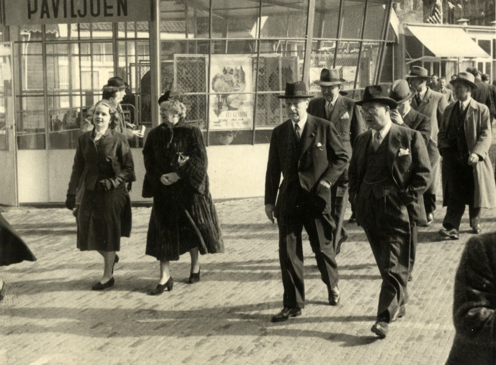 Bezoekers van de Jaarbeurs op het Vredenburg Hofland 1950