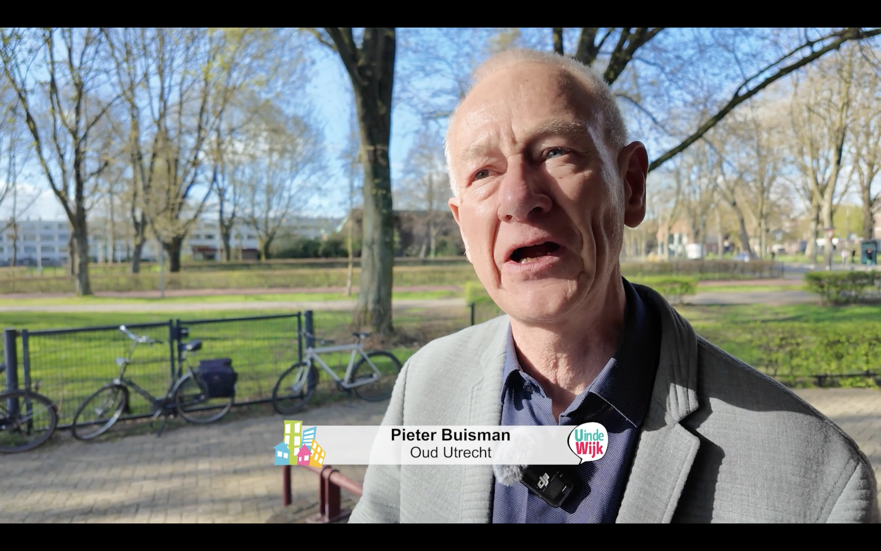 Pieter Buisman van de CCE van Oud-Utrecht voor de watertoren Overvecht