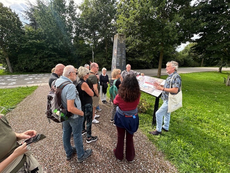 Erik Graafstaal bij het pad naar de vicus