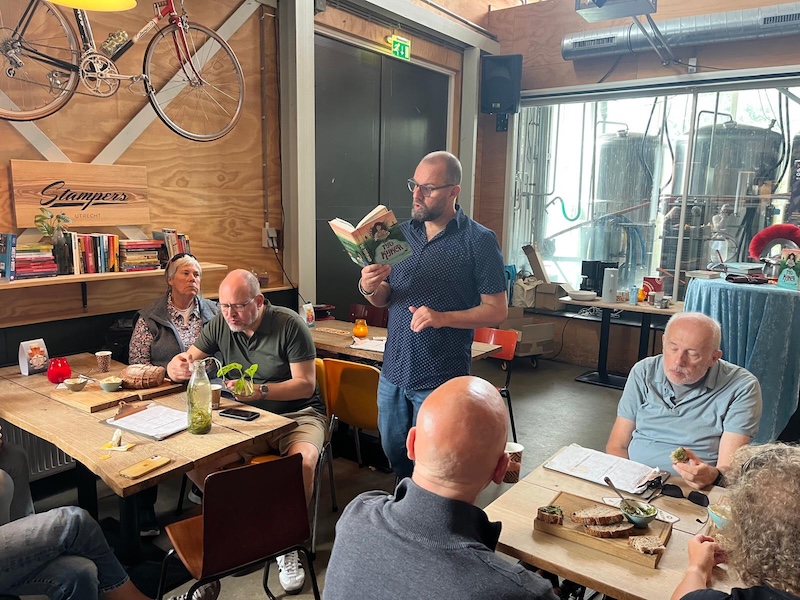 Erik Koops leest voor
