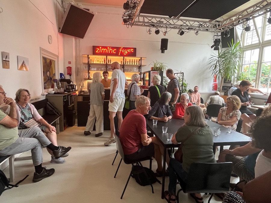 De gezellige foyer van ZIMIHC