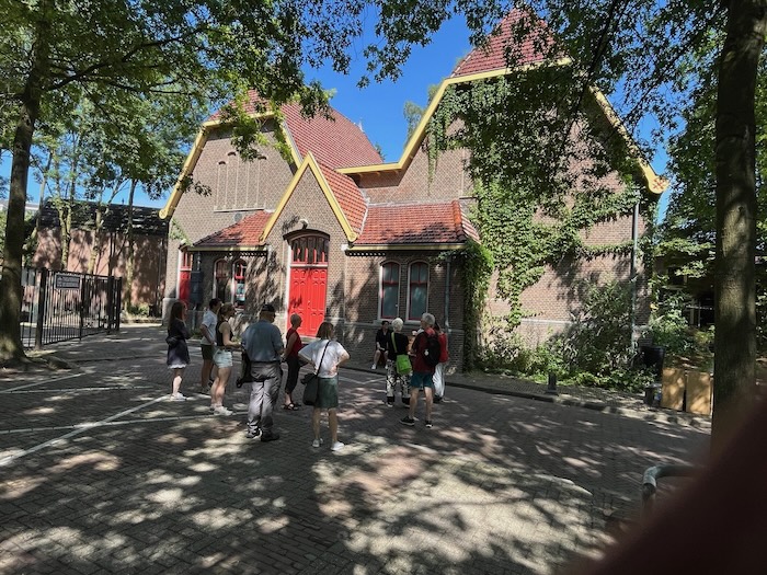 Een van de gebouwen op het Veeartsenijterrein