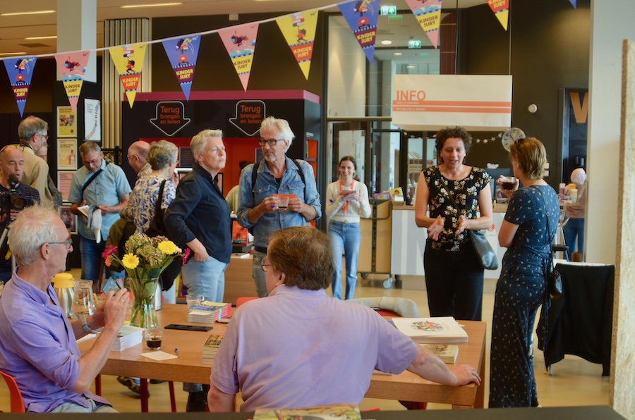 Tijdens de wijkentour in de bibliotheek