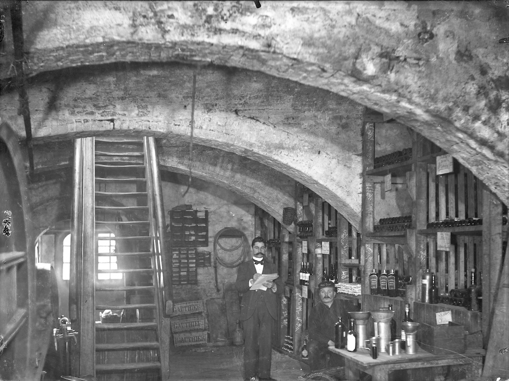 Gezicht in de Stadskelder de opslagruimte voor de wijnhandel Finj Co EA Blitz en Zn Huize Keiserrijk 1910