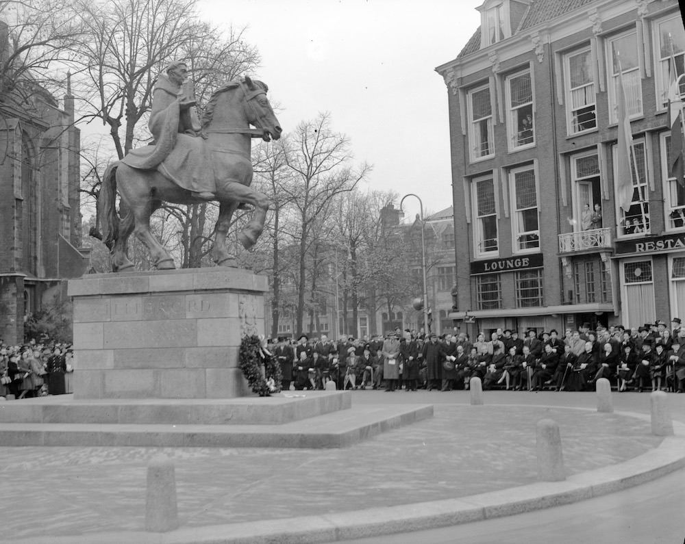 Onthulling en kranslegging bij het monument van Sint Willibrord op het Janskerkhof te Utrecht 07 11 1947