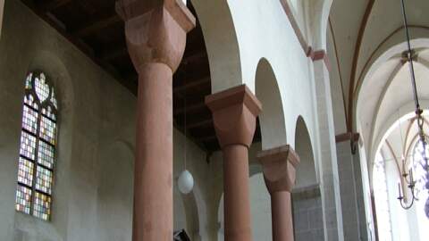 Foto van het interieur van de Pieterskerk met vier tijdspannes in één foto verenigd Jeroen Tirion
