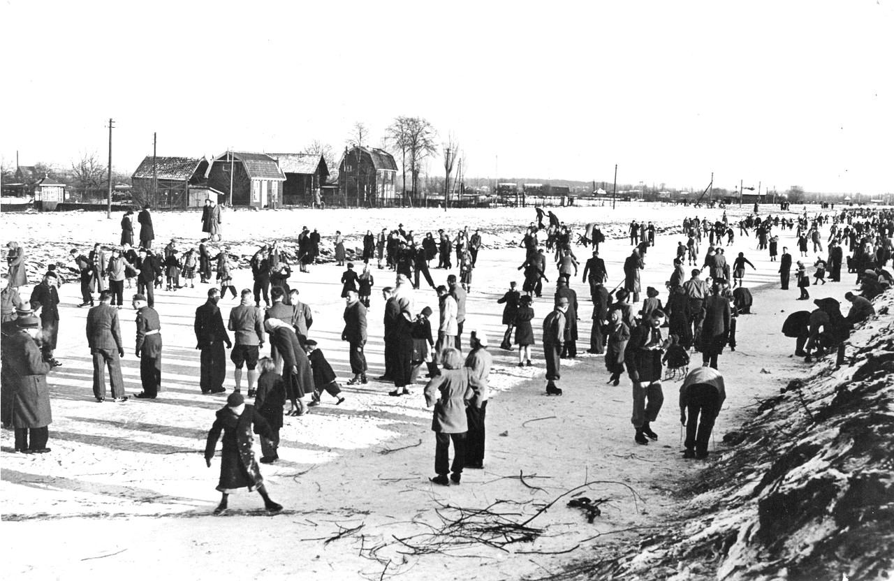 Schaatsen op het inundatiekanaal, rond 1950, op de achtergrond de Ezelsdijk (met fietser) (Het Utrechts Archief)