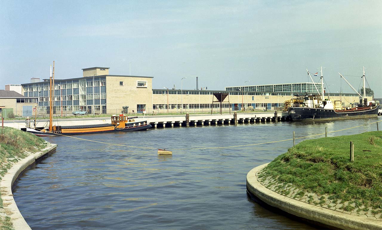 Arbeiders bij de Philips Lasstavenfabriek op Lage Weide